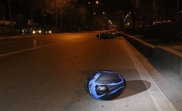 Kullandığı yarış motosikletiyle refüje çarpan Serkan Acar hayatını kaybetti.