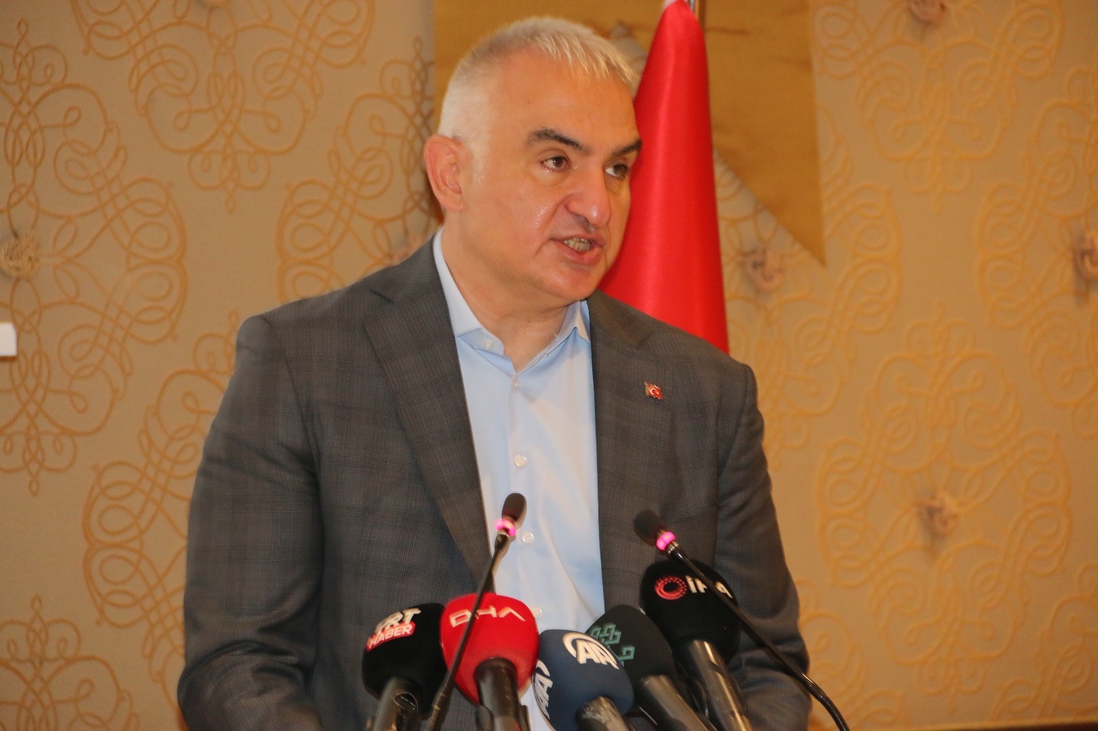 Kültür ve Turizm Bakanı: Mayıs sonuna kadar tüm turizm çalışanları aşılanacak.
