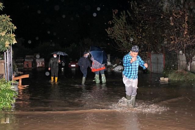 KUMLUCA'DA HORTUM VE SEL SERALARA ZARAR VERDİ