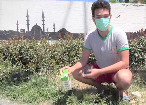 Lise öğrencisi Osman Berat Kara  harçlıklarını sokak hayvanlarını beslemek için kullanıyor.
