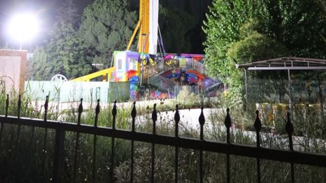 Lunaparkta savrulan salıncak ağaca çarptı yaralılar var