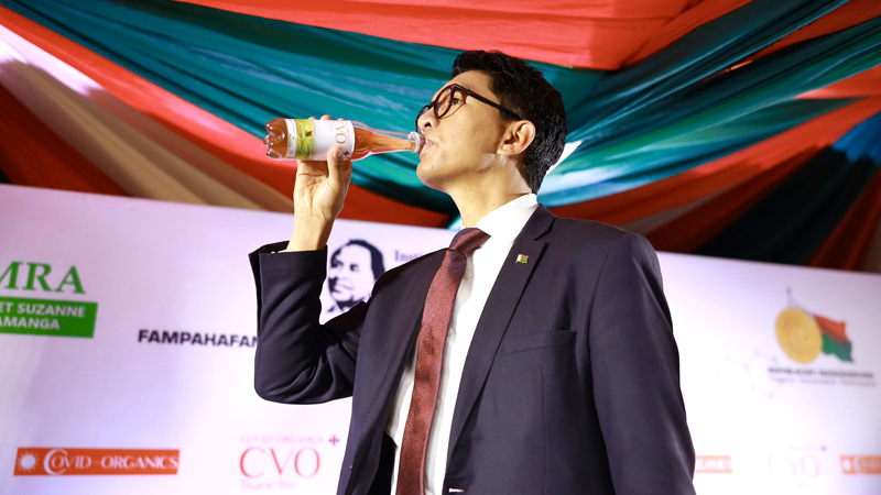 Madagaskar Cumhurbaşkanı Rajoelina, 'Koronavirüs'ün ilacını bulduk' dedi ve canlı yayında içti