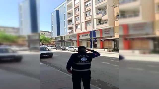 Mahalleliden zabıta ekiplerine İstiklal Marşı sürprizi