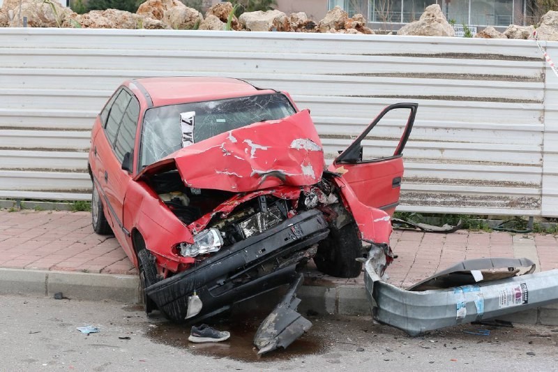 Makas atan otomobil sürücüsü adeta dehşet yaşattı. 1 ölü 3 yaralı