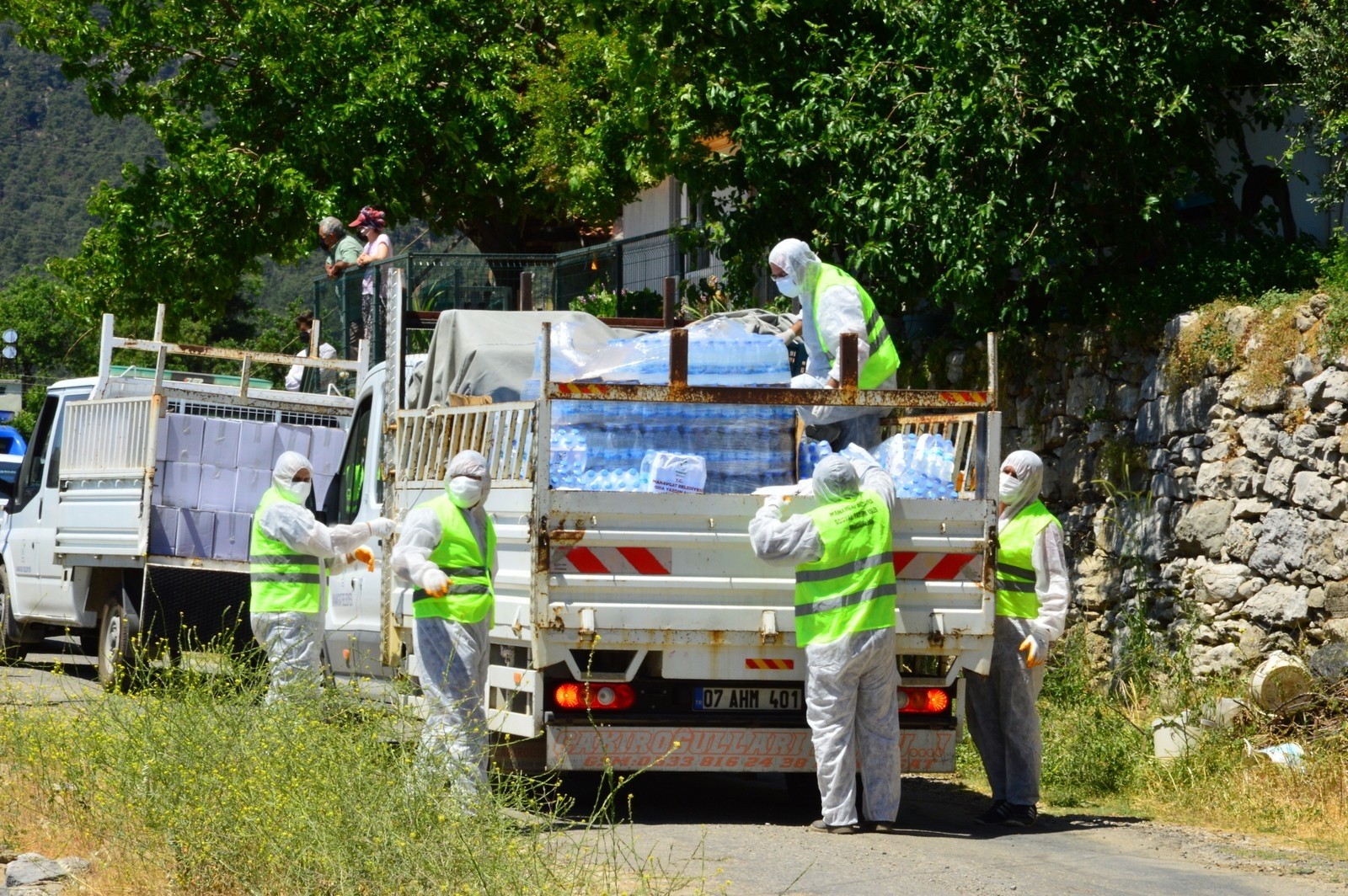 Manavgat Belediyesi karantina bölgesine ekmek, su ve gıda malzemesi dağıtımı yaptı