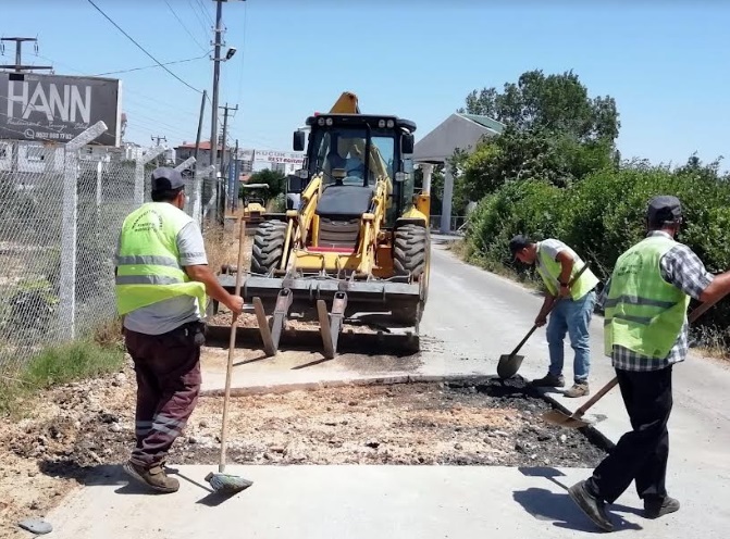 MANAVGAT BELEDİYESi’NDEN ÇAYYAZI, KALEMLER ve SARILAR’DA  YOL BAKIM ÇALIŞMASI