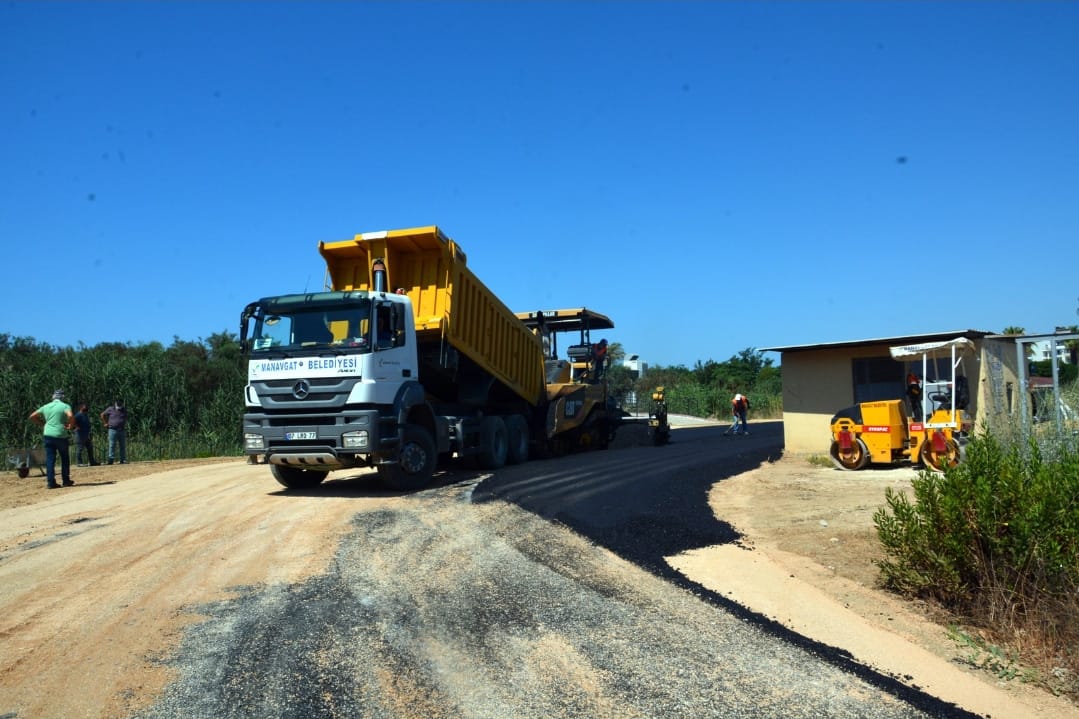 MANAVGAT BELEDİYESİ’NDEN ÇOLAKLI TURİZM MERKEZİNE SICAK ASFALT