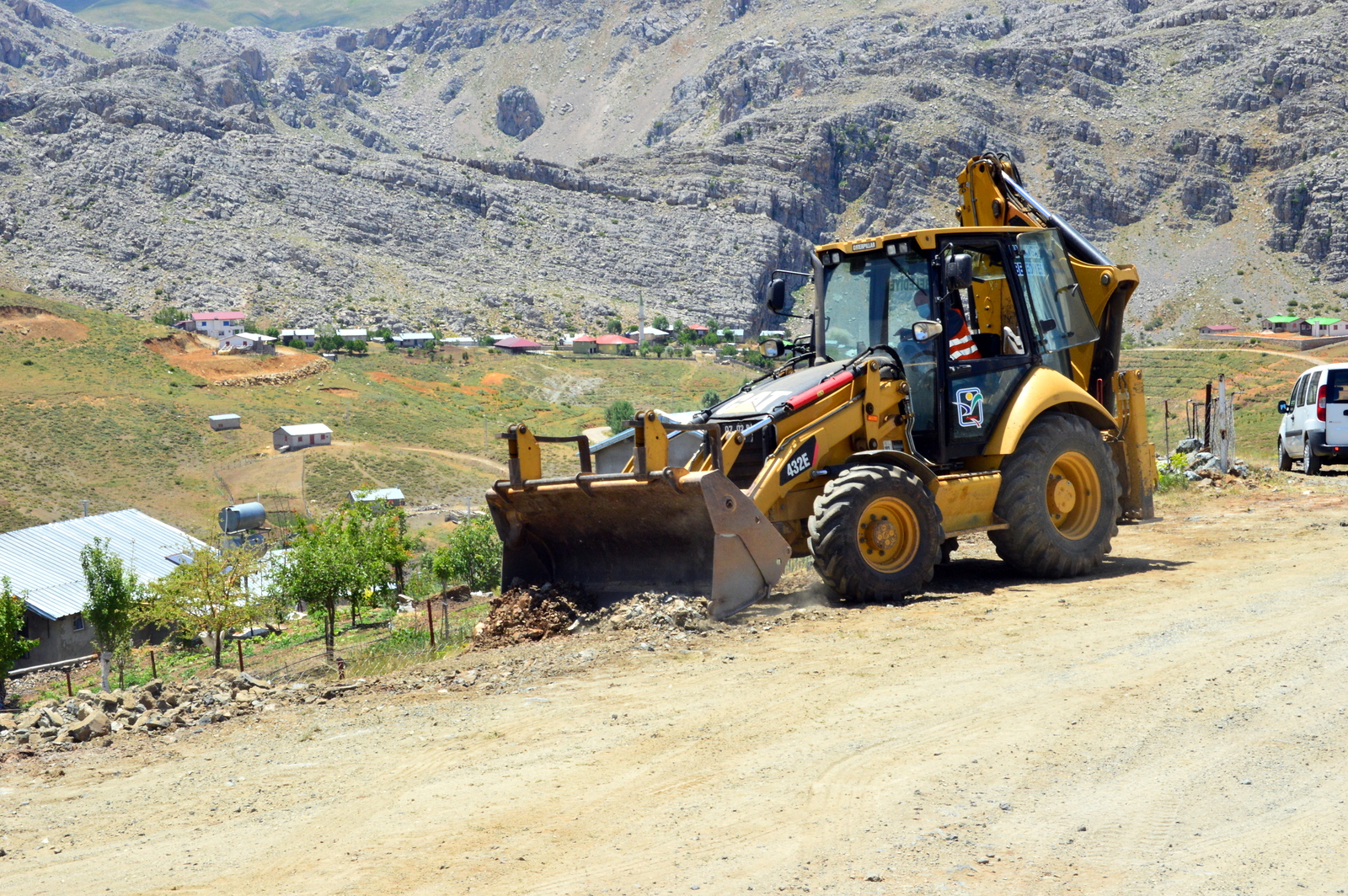 MANAVGAT BELEDİYESİ’NDEN HOCALI YAYLASINA  YOL BAKIMI