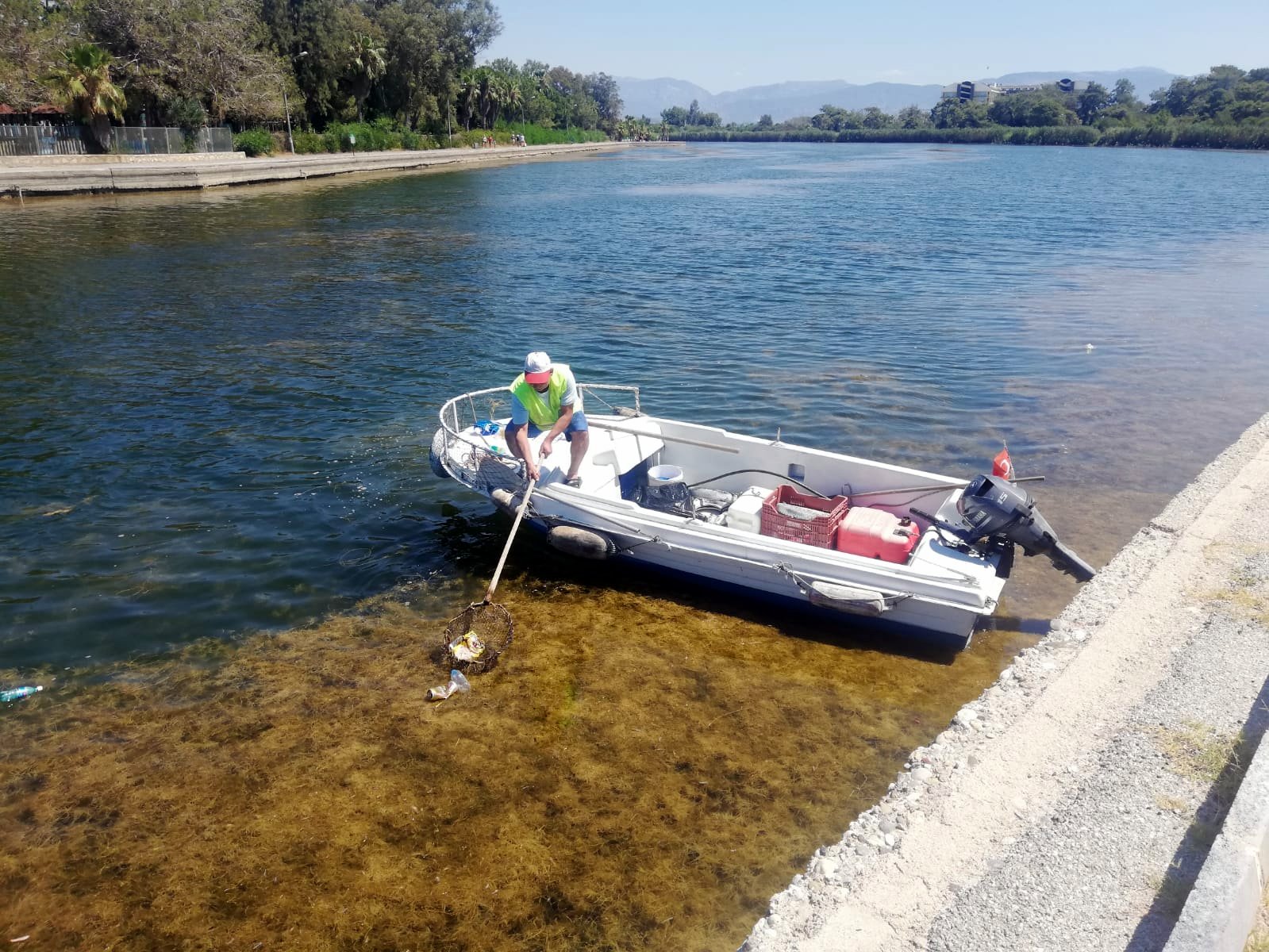 MANAVGAT BELEDİYESİ’NDEN TİTREYENGÖL’DE TEMİZLİK