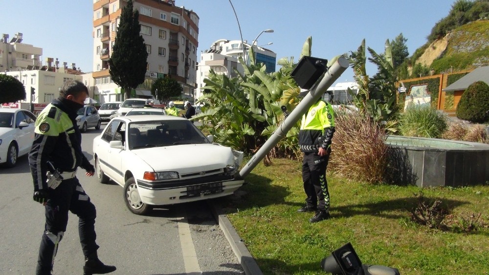 Manavgat ilçesinde sürücüsünün fren yerine gaza bastığı otomobil, trafik lambasına çarparak devirdi