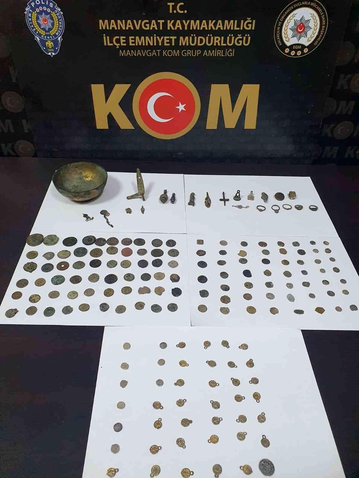 Manavgat ilçesinde tarihi eser kaçakçılığı yapan 2 şüpheli polisin uygulama noktasında yakalandı