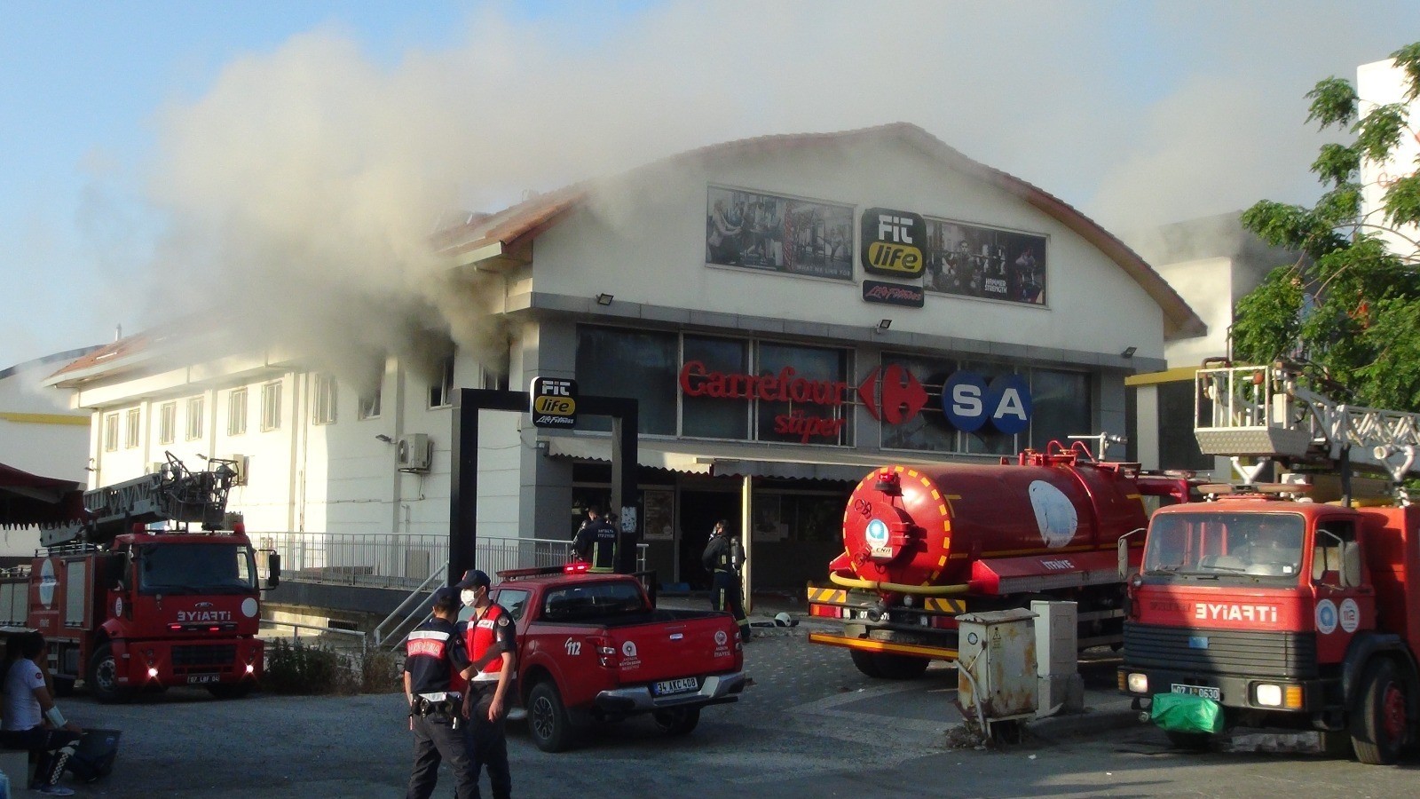Manavgat Side’de bulunan bir zincir markette yangın çıktı