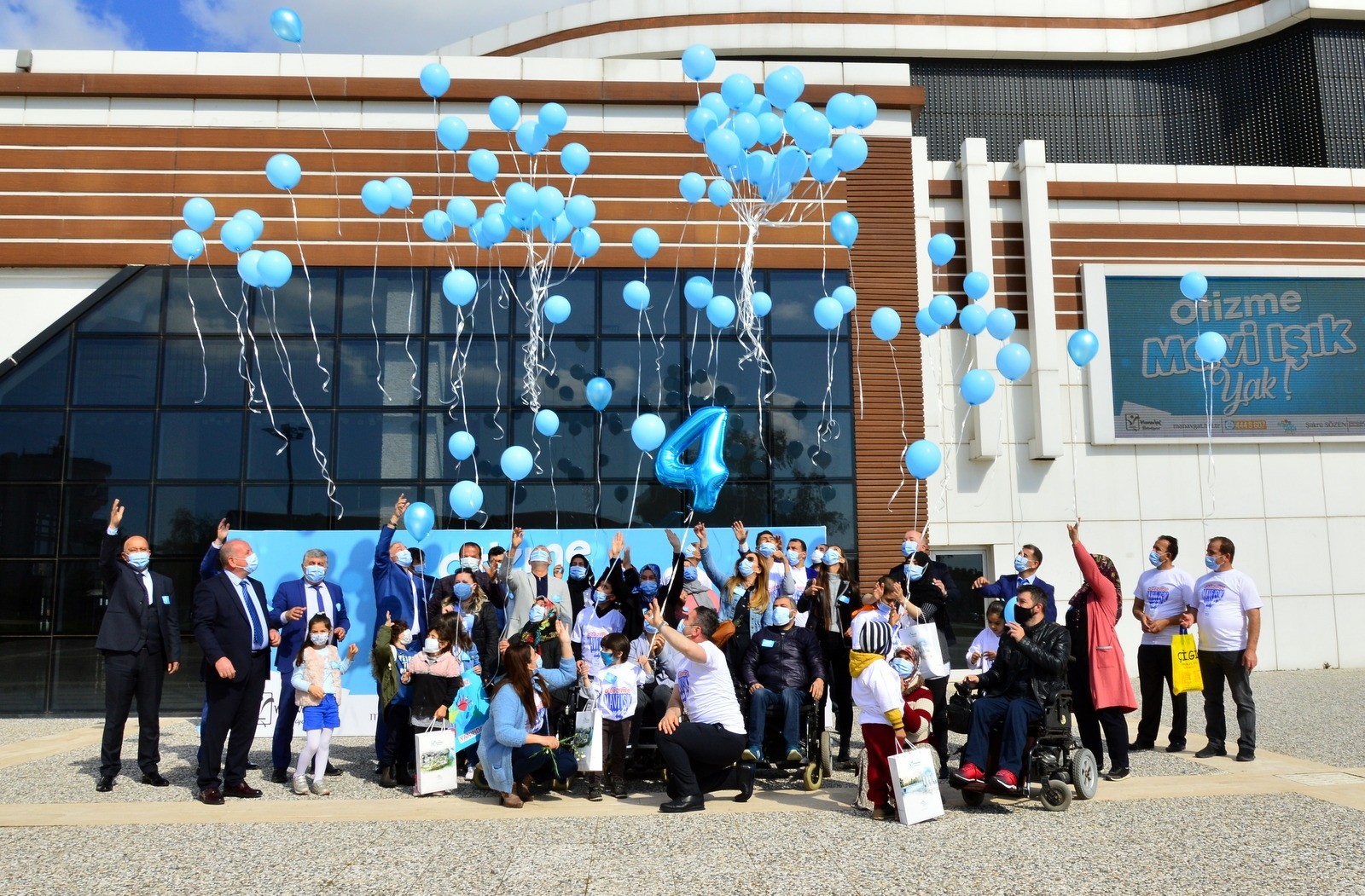 Manavgat’ta 2 Nisan Dünya Otizm Günü’ne farkındalık oluşturmak amacı ile kentin dört bir yanında mavi ışıklar yakıldı