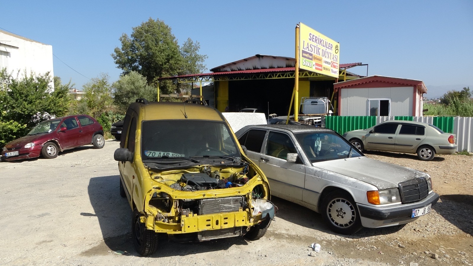 Manavgat'ta bir lastikçide çıkan yangında zarar 100 bin TL