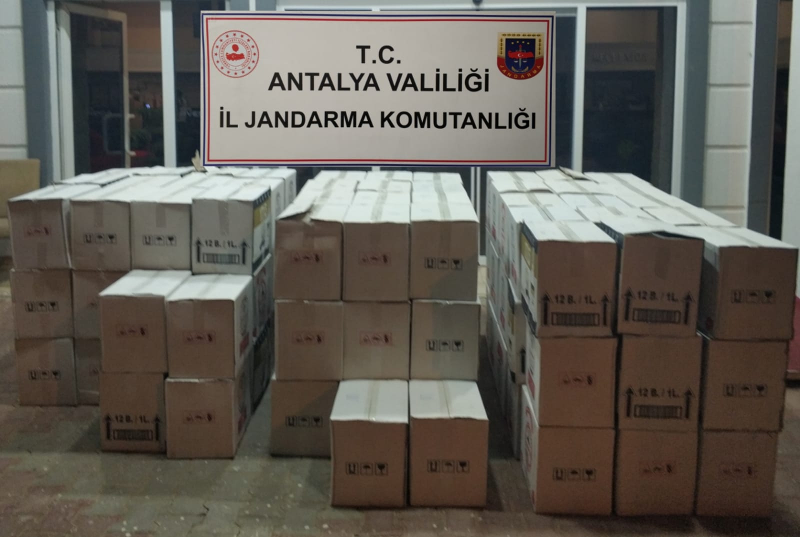 Manavgat'ta JASAT tarafından 5 yıldızlı bir otele kaçak içki operasyonu