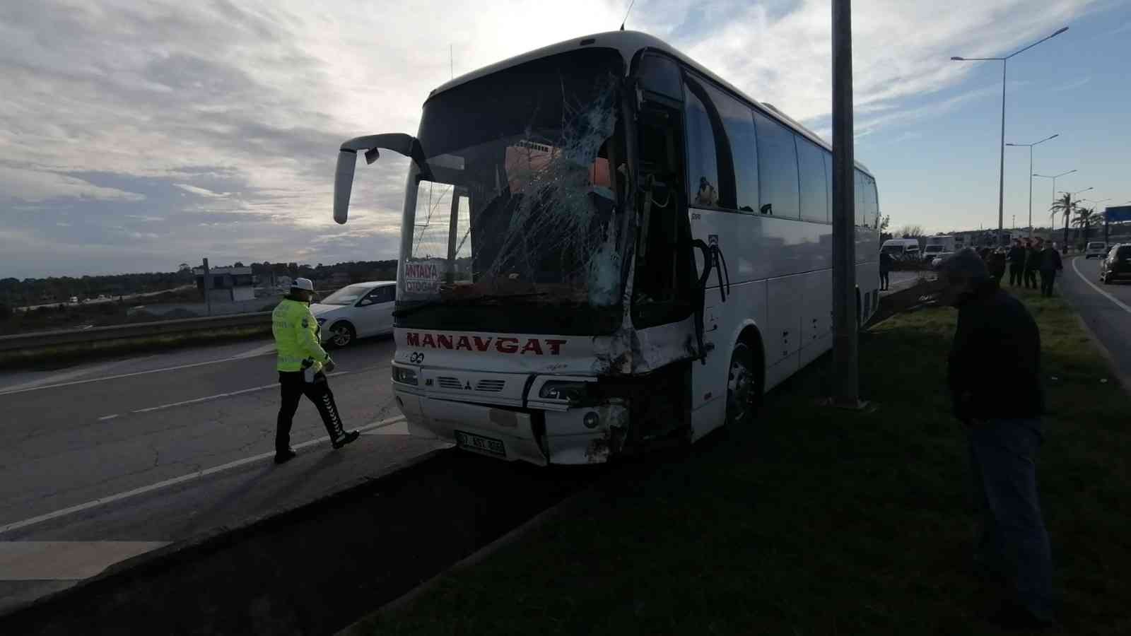 Manavgat'ta kontrolünü kaybeden otobüs palmiye ağacını devirerek durdu