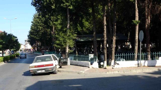 Manavgat'ta meydana gelen trafik kazasında otomobillerden birisi mezarlık duvarını yıktı.
