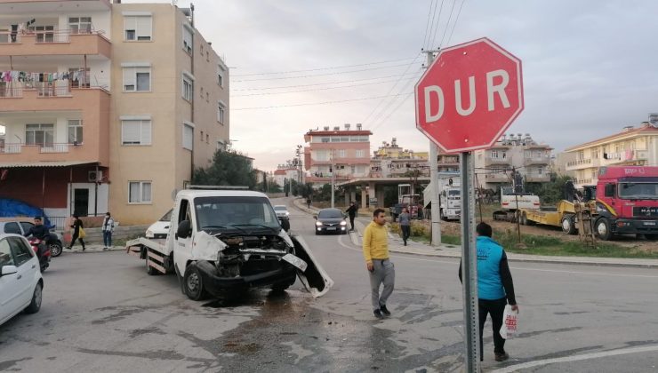 Manavgat'ta oto kurtarıcı ile çarpışan ticari araç devrildi
