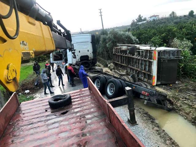 Manavgat'ta süt toplama kamyonu devrildi.