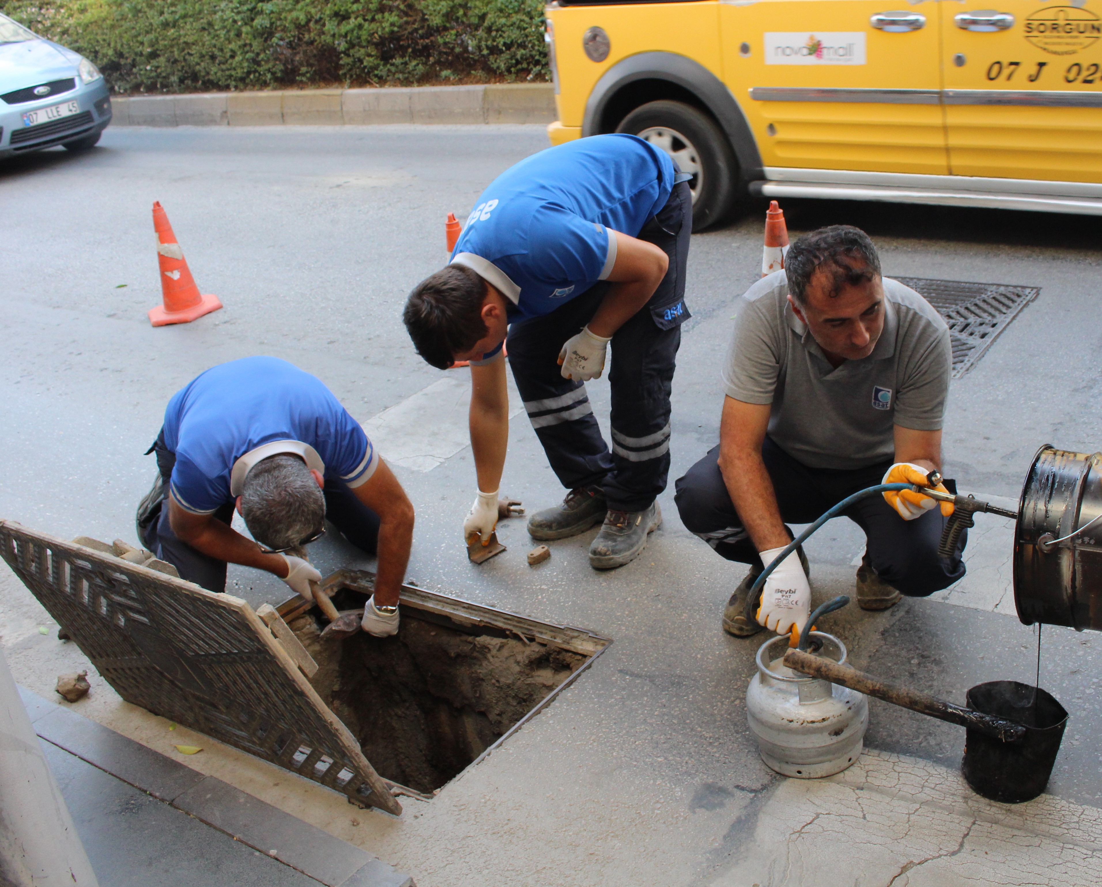 Manavgat'ta yağmur suyu giderleri temizlendi