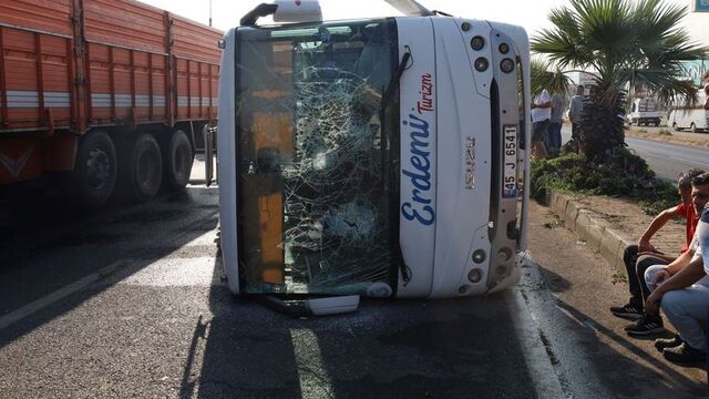 Manisa'da işçi servis midibüsü devrildi