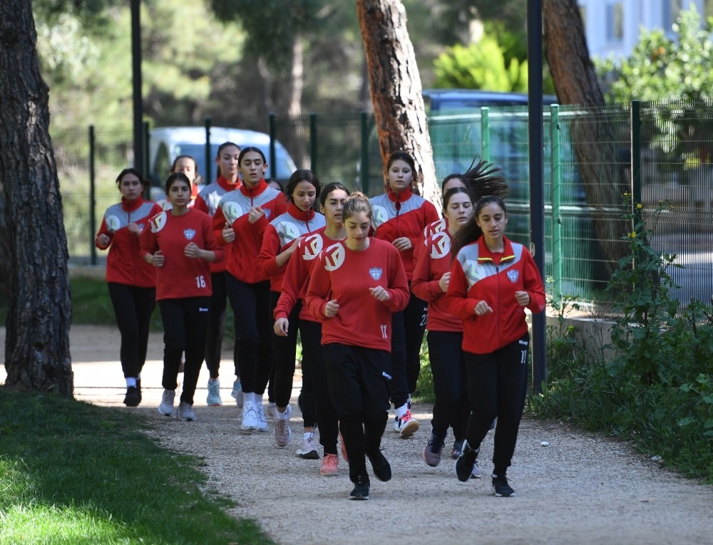 Mavi Kelebekler, HayatPark’ta kros idmanı ile moral depoladı.