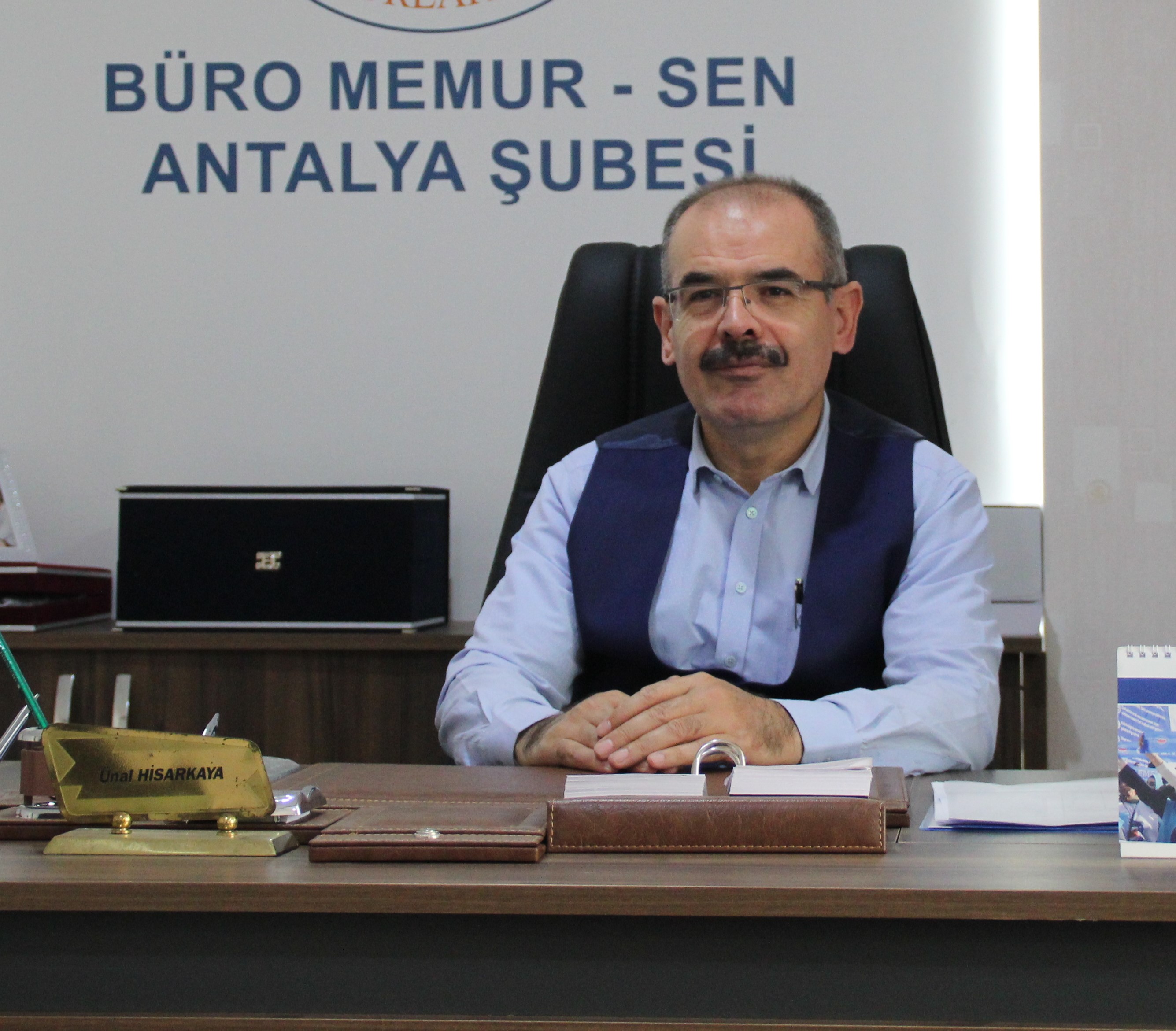 Memur-Sen Antalya İl Başkanı Ünal Hisarkaya , kamu görevlilerini ilgilendiren önemli gündem maddeleri üzerine açıklamalar yaptı.