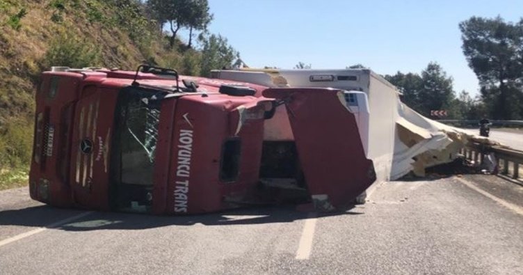 Mersin'den Antalya'ya gitmekte olan portakal yüklü tır virajı alamadı, orta refüje çarparak devrildi.