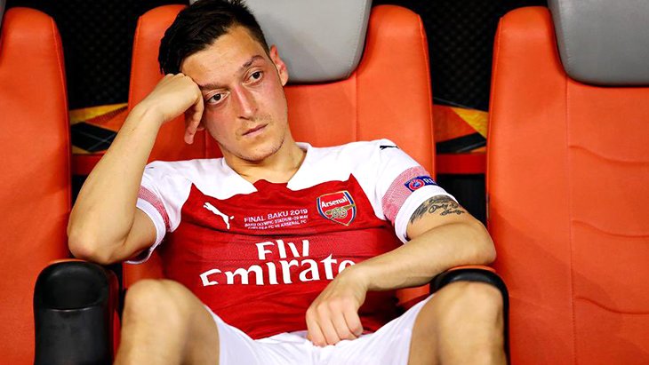 Mesut Özil, Arsenal'ın Avrupa kadrosunda yer almadı