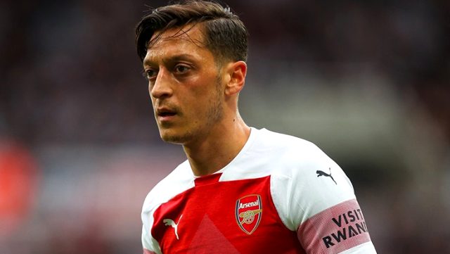 Mesut Özil Arsenal'in maaş kesintisini, koronavirüsün kulübe etkisini gördükten sonra kabul edecek