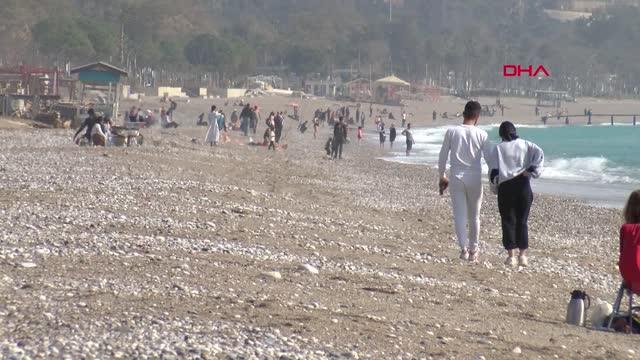 METEOROLOJİNİN kuvvetli fırtına uyarısı yaptığı Antalya'da güneşli havayı fırsat bilen tatilcilerin deniz keyfi