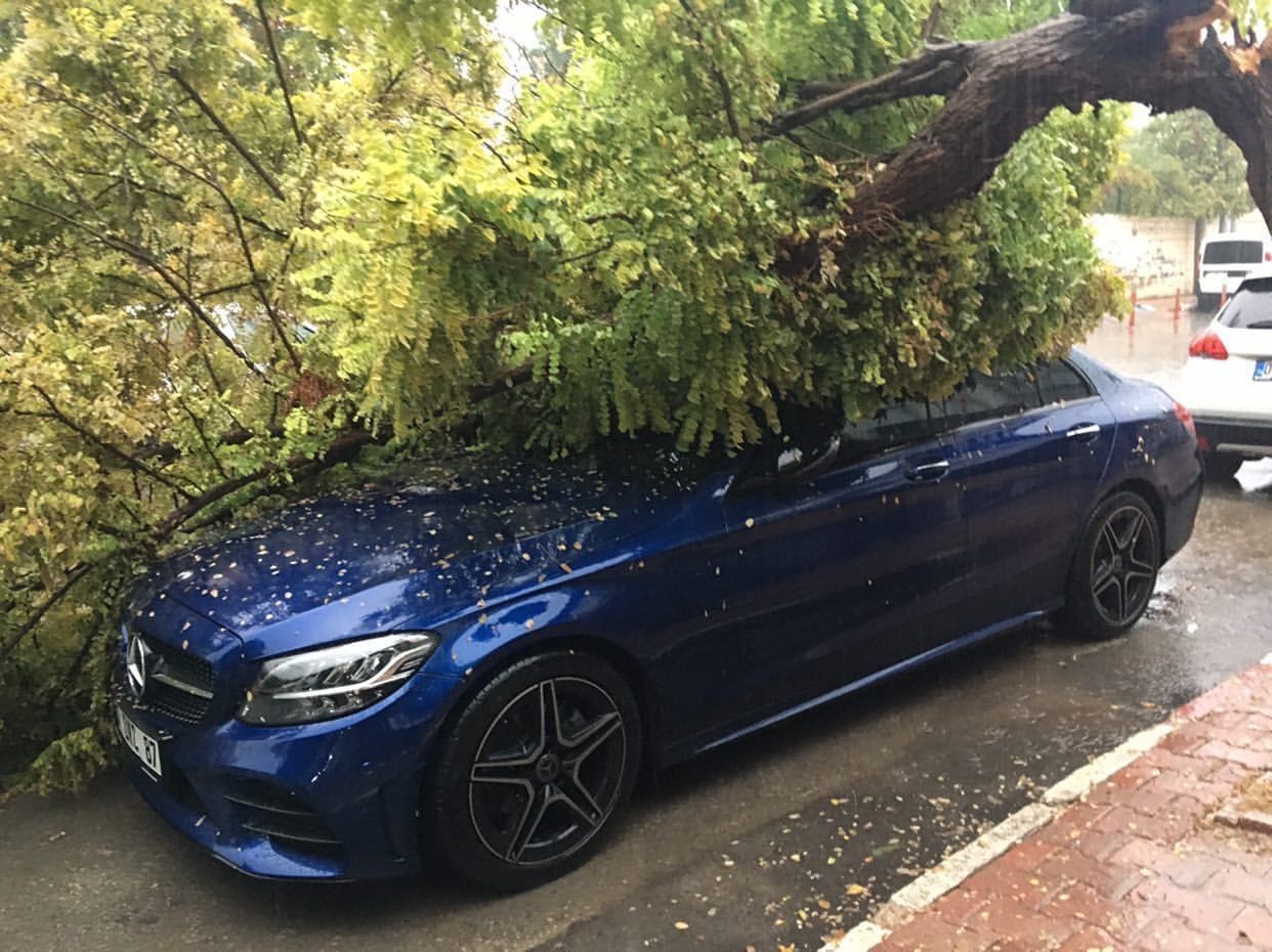 Meteorolojinin ’sarı’ kod uyarısı yaptığı Antalya’da şiddetli yağış etkili