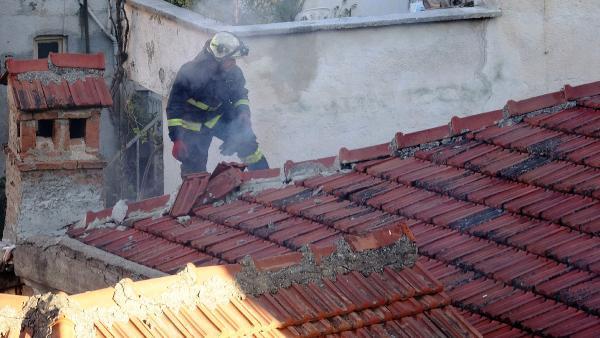 Metruk evin çatısında çıkan yangın, itfaiyenin müdahalesiyle büyümeden söndürüldü.
