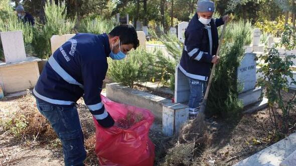 Mezarlıklarda bakım onarım işleri ile birlikte tel çit çalışması da gerçekleştiriliyor