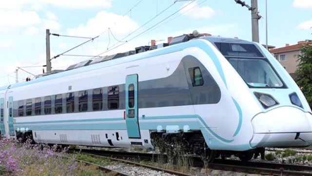 Milli elektrikli trenin fabrika testlerine başlandı, yıl sonunda hizmete başlayacak