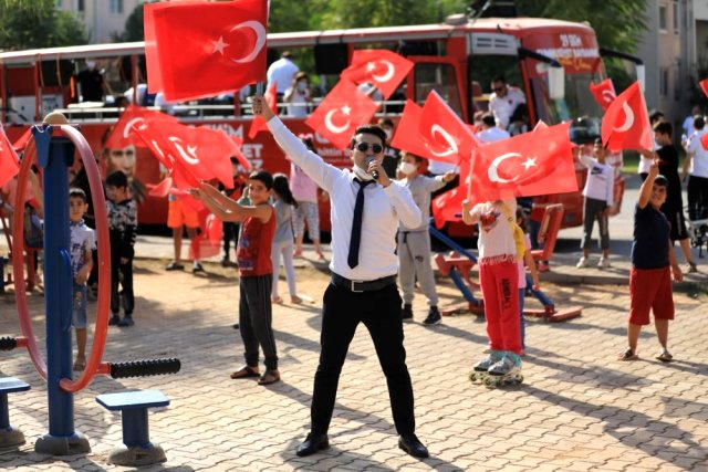 Mobil etkinlik otobüsü 29 Ekim coşkusunu caddelere taşıdı