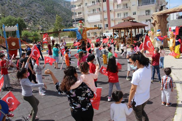 Mobil konserler Finike ve Kumluca sokaklarını şenlendirdi.