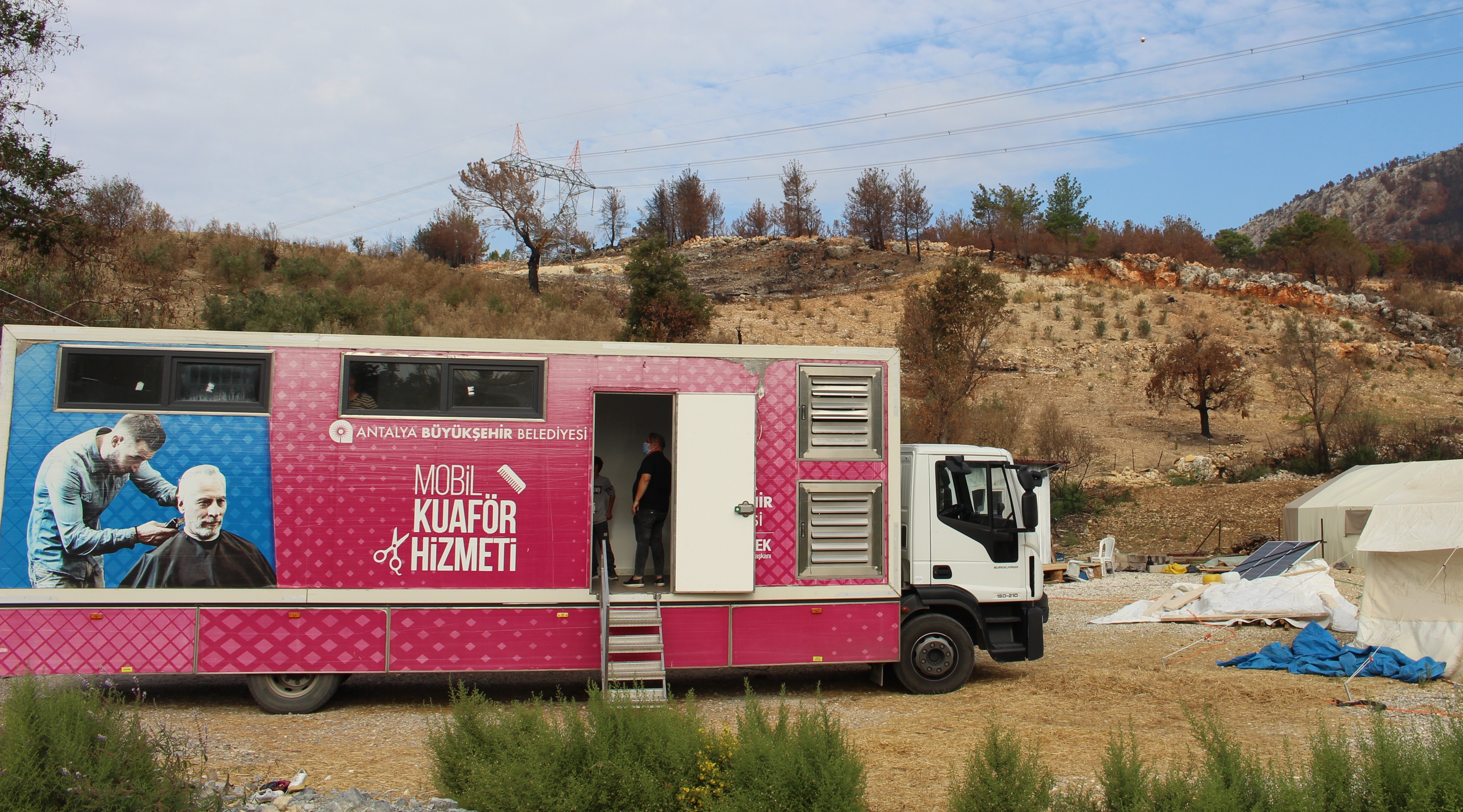 Mobil Kuaför Tırı yangın bölgesinde