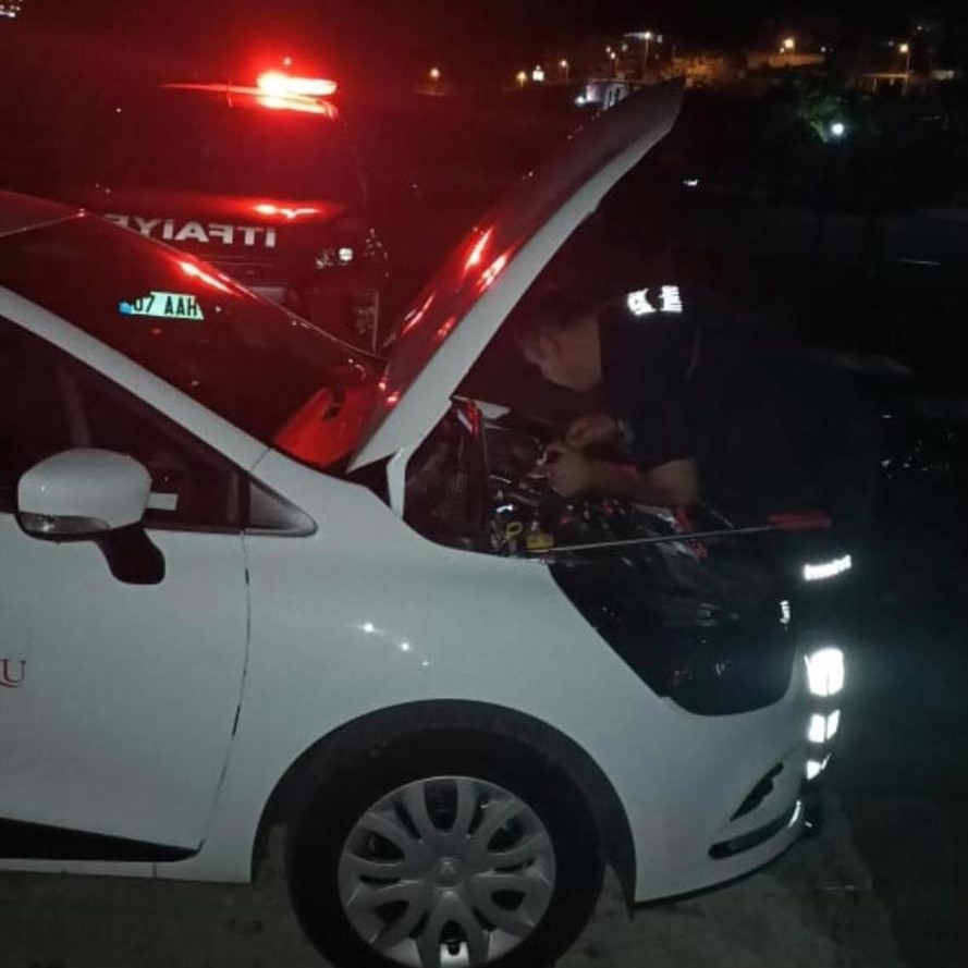 Motora sıkışan kediyi itfaiye kurtardı