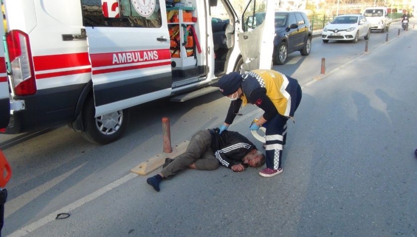 MOTOSİKLETİN DEVRİLMESİ SONUCU MEYDANA GELEN TRAFİK KAZASINDA KASK TAKMAYAN SÜRÜCÜ AĞIR YARALANDI