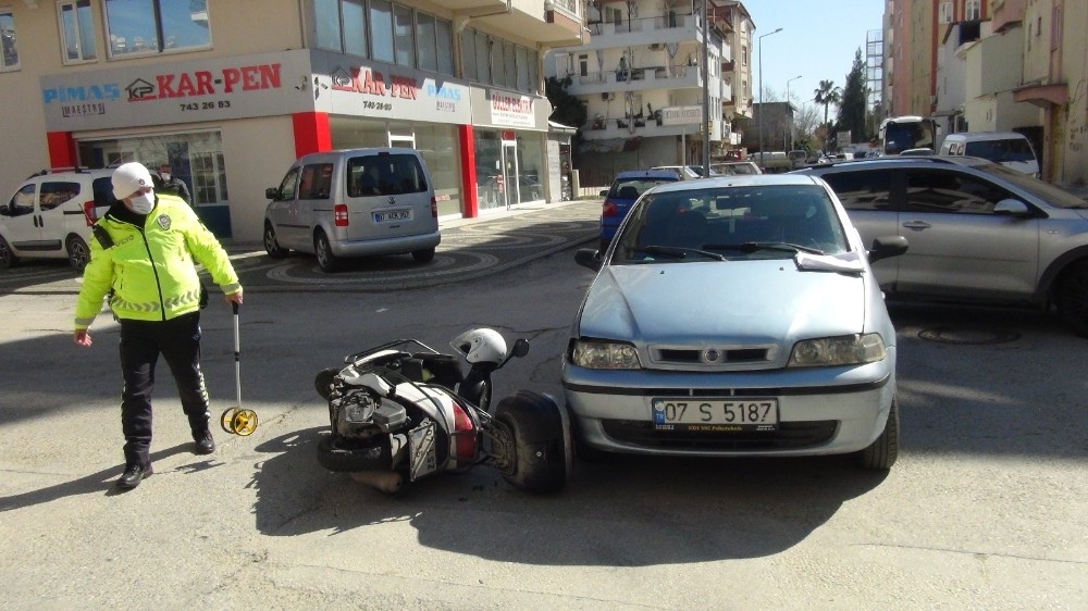 Motosikletle otomobilin çarpışması sonucu meydana gelen kazada motosiklet sürücüsü yaralandı