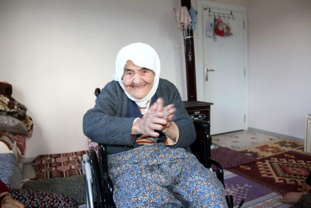 Mühittin Böcek 102 yaşındaki Fatma Issız'a tekerlekli sandalye gönderdi.