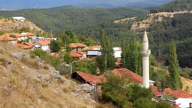 Muhtar, öğrenciler uzaktan eğitimden faydalansın diye kendi cebinden ödeyerek köye internet bağlattı