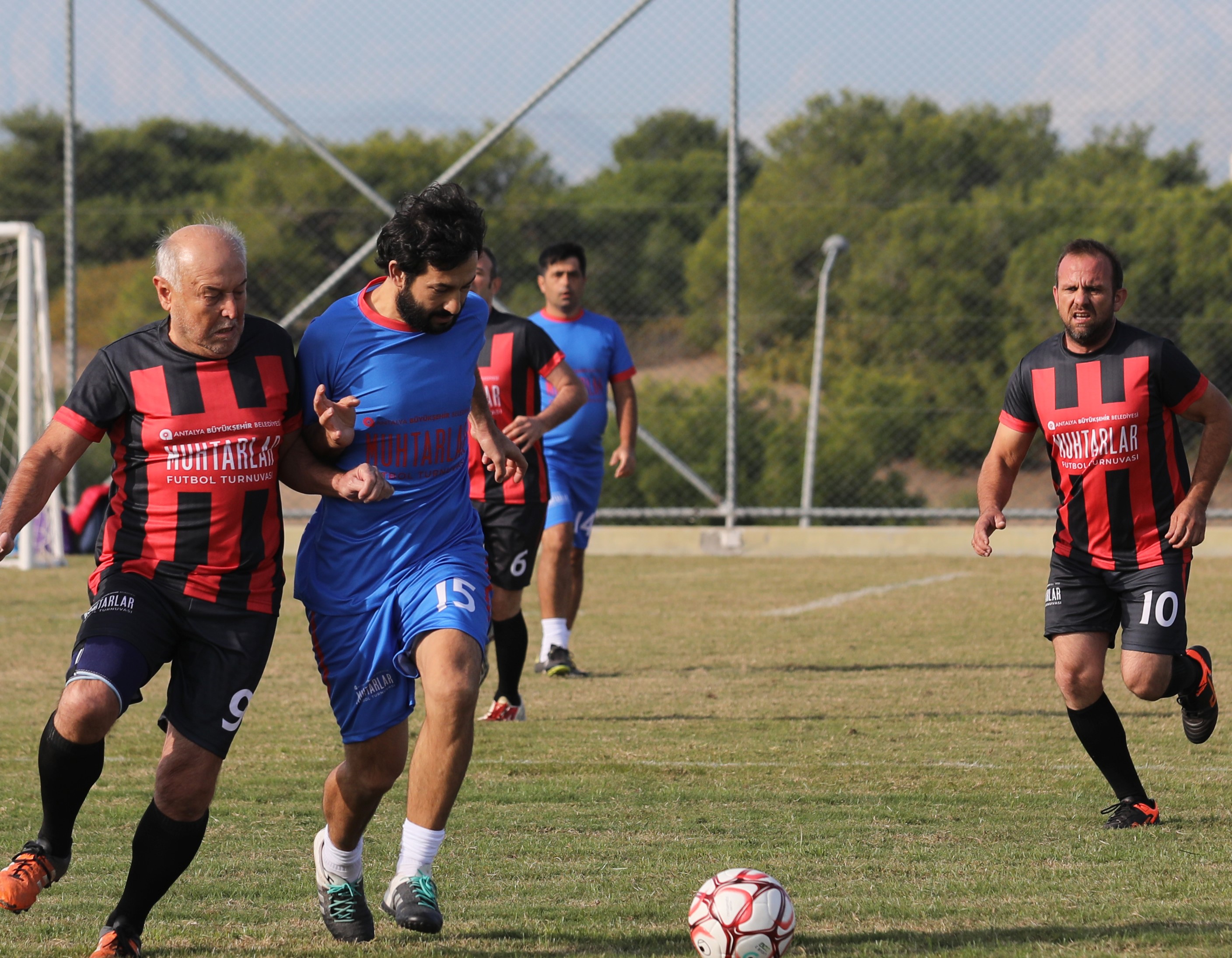 Muhtarlar Futbol Turnuvası’nda heyecan sürüyor