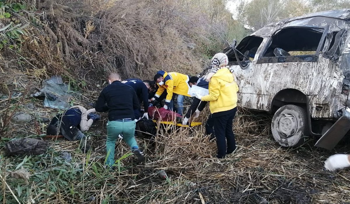 Mültecileri taşıyan minibüs takla attı: 2 ölü 31 yaralı