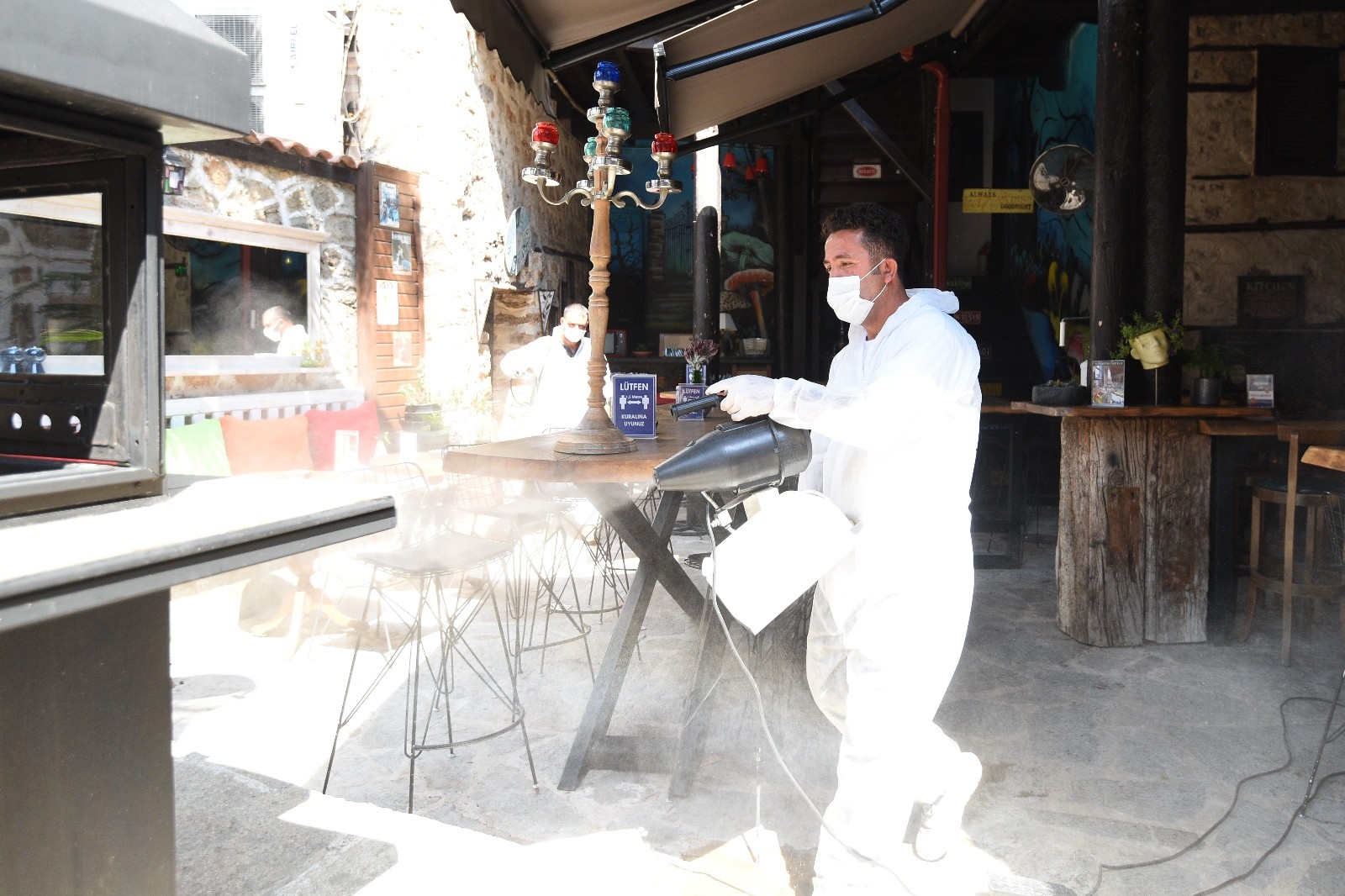 Muratpaşa 21.00’e kadar müşteri kabul edecek restoran ve kafeleri dezenfekte etti