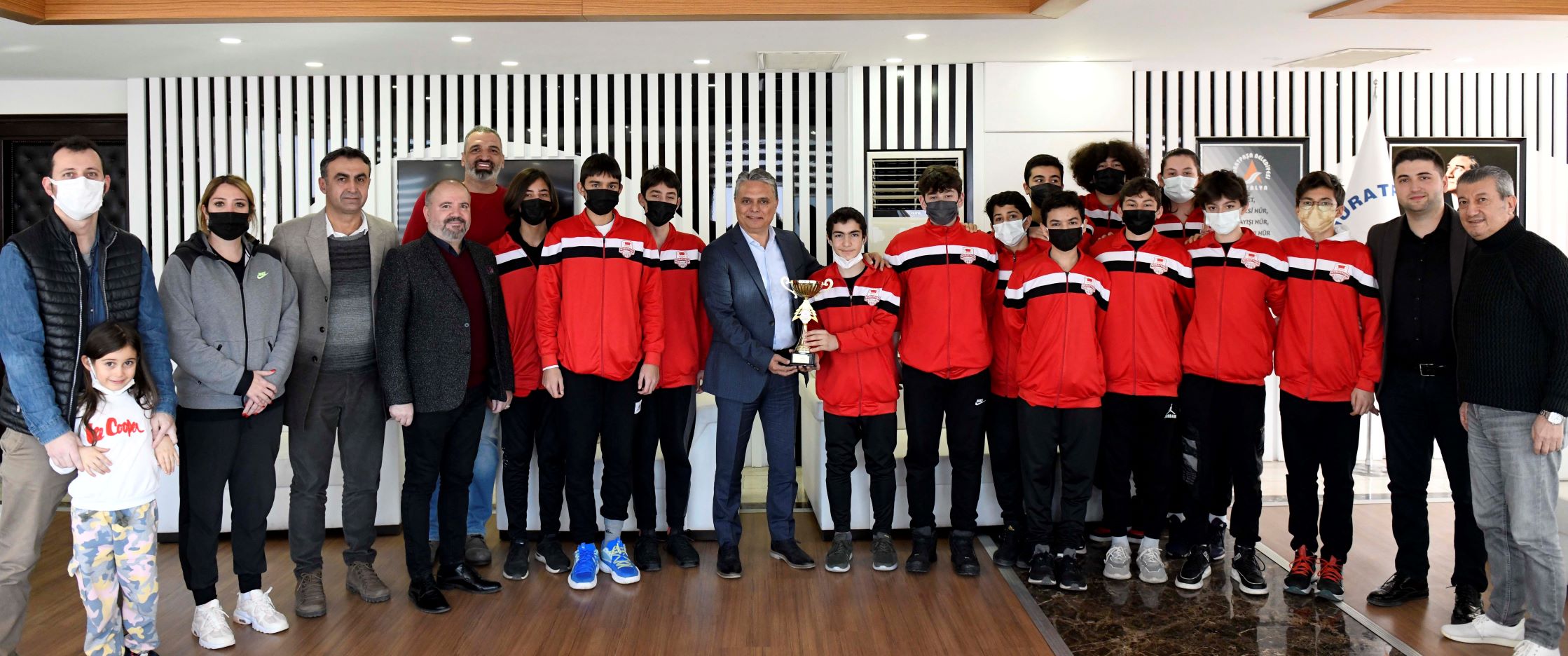 Muratpaşa Belediye Başkanı Ümit Uysal Şampiyon takımla buluştu