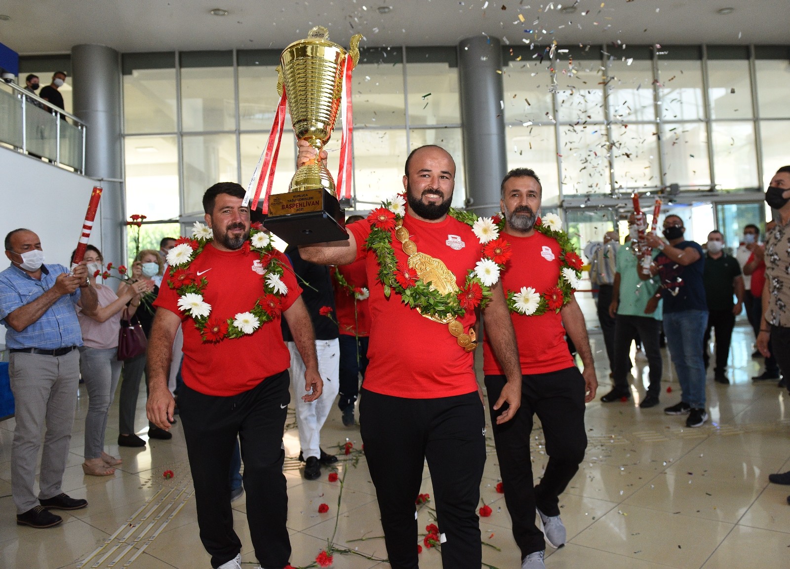 Muratpaşa Belediyesi adına güreşen Orhan Okulu, başpehlivanlık kupası ve kemeriyle Muratpaşa Belediyesi'ne geldi