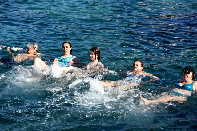 Muratpaşa Belediyesi'nin mavi bayraklı plajlarında başlayan su jimnastiği kursu başladı