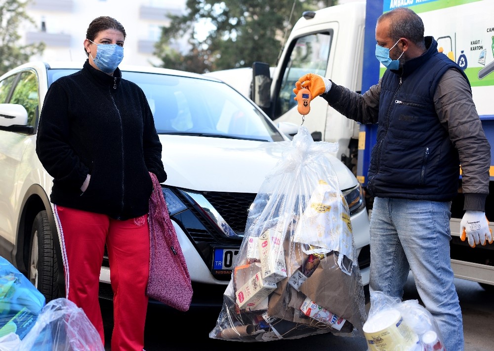  Muratpaşa Belediyesi’nin ödüllü geri dönüşüm projesinde 6 bin 394 Çevreci Komşu Kart, yeni nesil akıllı kartlarla değiştirildi